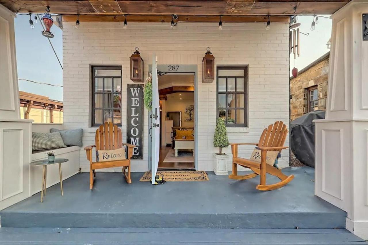 Apartment King Bed Just Feet From Historic Main Street